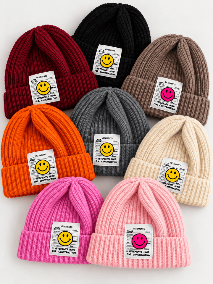 Damen Wollmütze im Rippstrick mit Umschlag | Kuschelig weiche Wintermütze mit Smiley-Patch | Onesize in 8 Farben