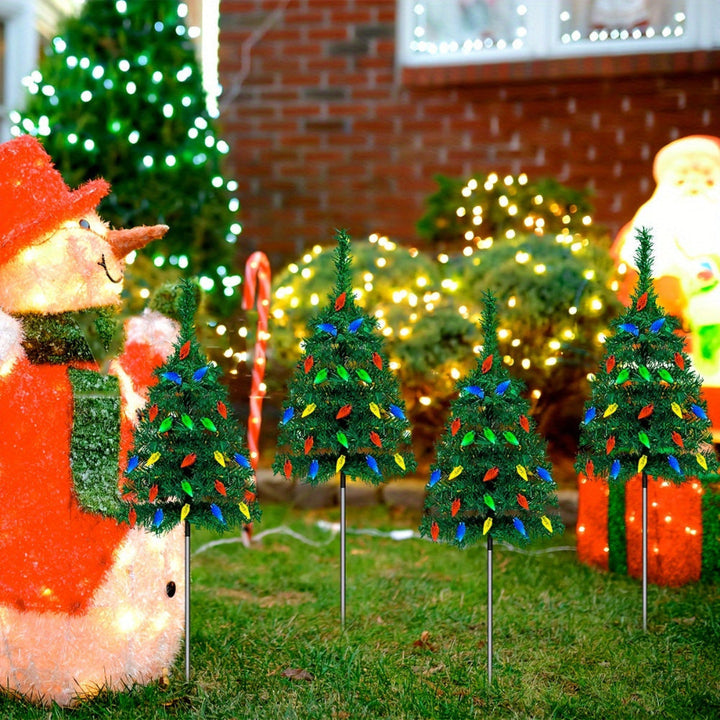 Solar Weihnachtsbaumleuchten 4er Set für Garten und Wege | Mehrfarbige Weihnachtsbeleuchtung mit Erdspießen