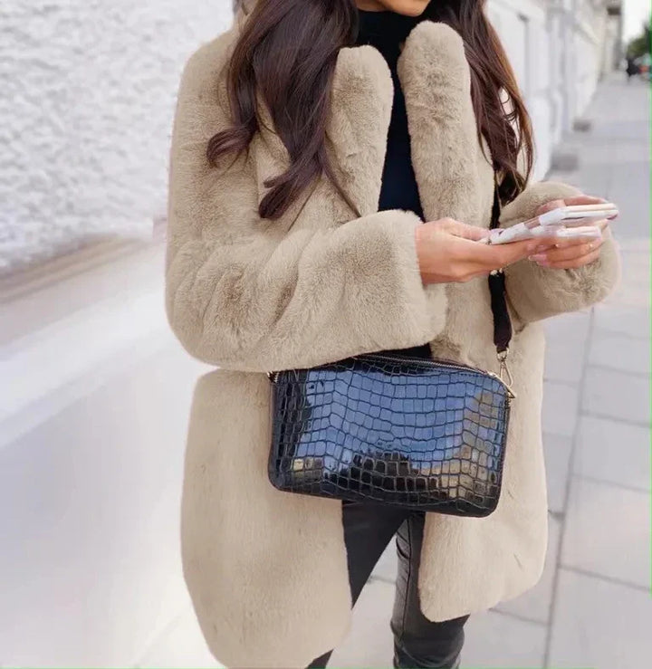 Damen Kunstfelljacke mit offener Vorderseite | Mittellange Winterjacke mit weichem Plüsch, langen Ärmeln und kragenlosem Schnitt