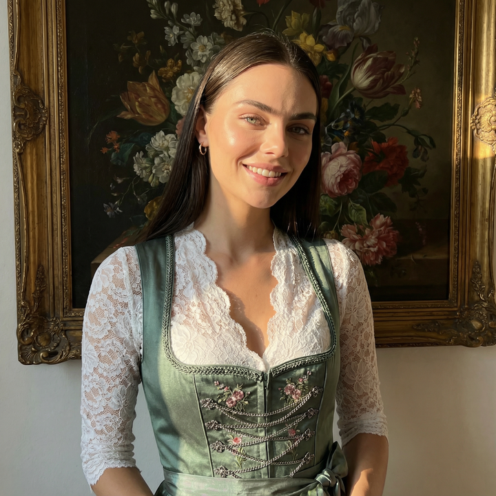 Dirndlbluse Damen mit Spitze | 3/4-Arm, V-Ausschnitt und Knopfleiste | Stretch-Spitze für vielseitige Trachten-Looks