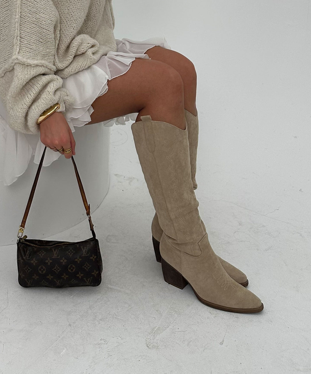 Cowboystiefel Damen | Hohe Cowboy Boots aus Veloursleder-Look | 47 cm Schaft &amp; 6,5 cm Absatz | Für Alltag &amp; Festivals