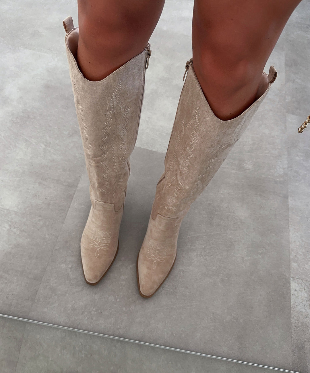 Cowboystiefel Damen | Hohe Cowboy Boots aus Veloursleder-Look | 47 cm Schaft &amp; 6,5 cm Absatz | Für Alltag &amp; Festivals