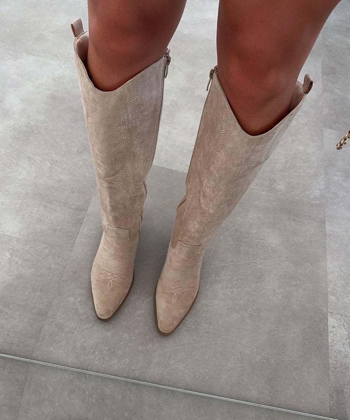 Cowboystiefel Damen | Hohe Cowboy Boots aus Veloursleder-Look | 47 cm Schaft &amp; 6,5 cm Absatz | Für Alltag &amp; Festivals