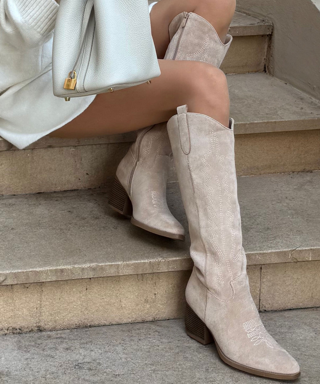 Cowboystiefel Damen | Hohe Cowboy Boots aus Veloursleder-Look | 47 cm Schaft &amp; 6,5 cm Absatz | Für Alltag &amp; Festivals