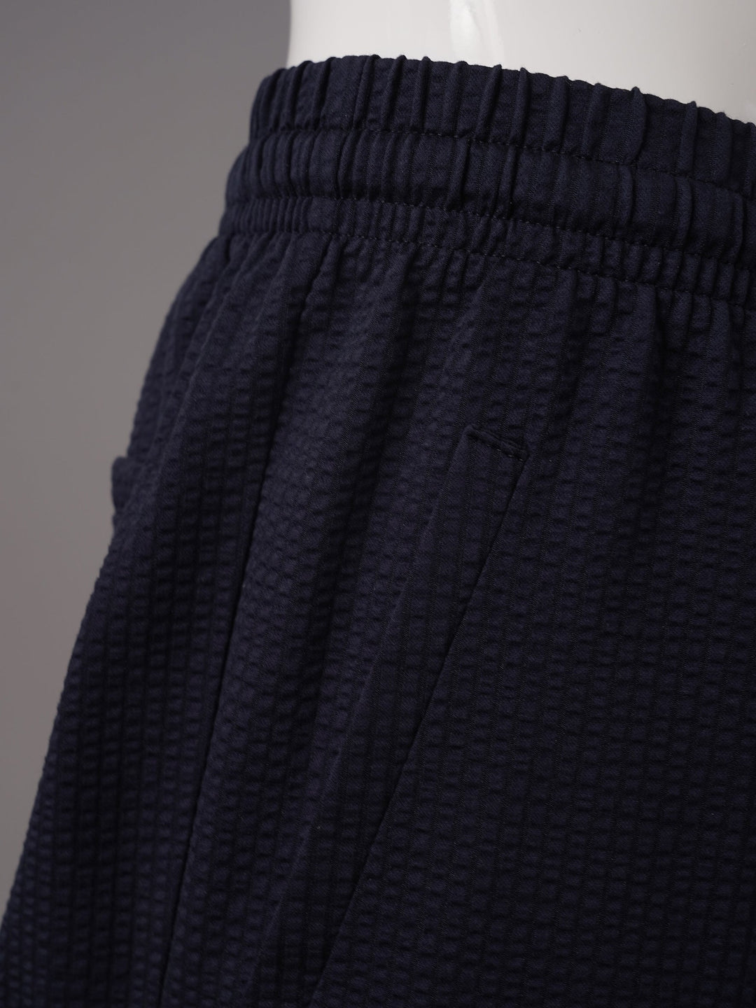 Herren Joggpant | Dunkelblaue Seersucker-Hose mit luftigem Sommermaterial
