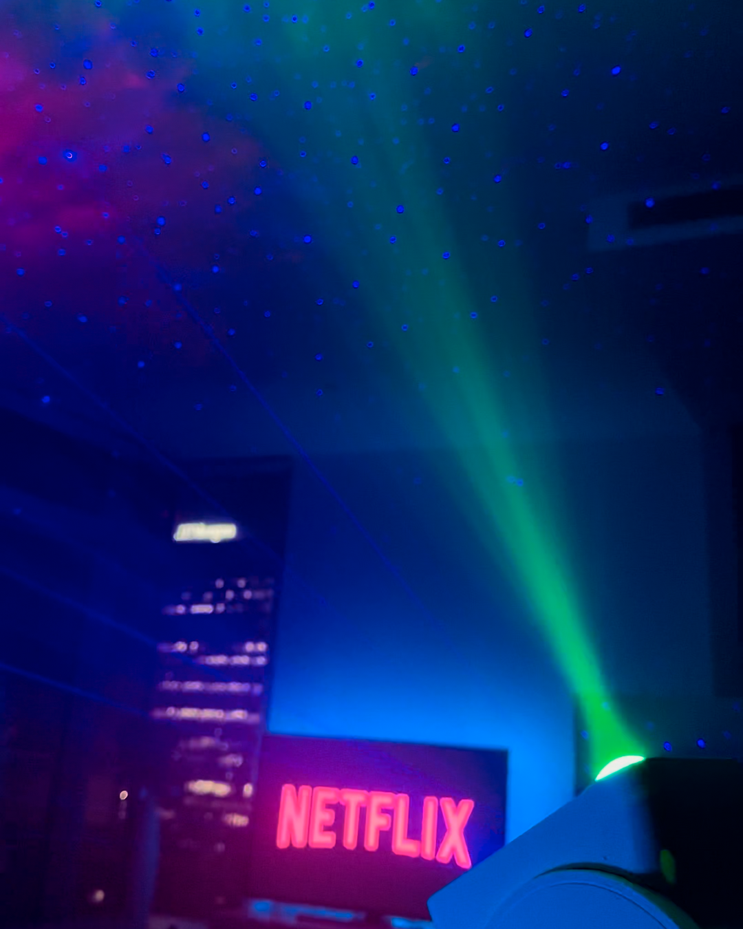 Galaxie Projektor | Sternenhimmelprojektor mit Nebeleffekten, Laser-Sternen und Musiksteuerung für Partys und entspannte Abende