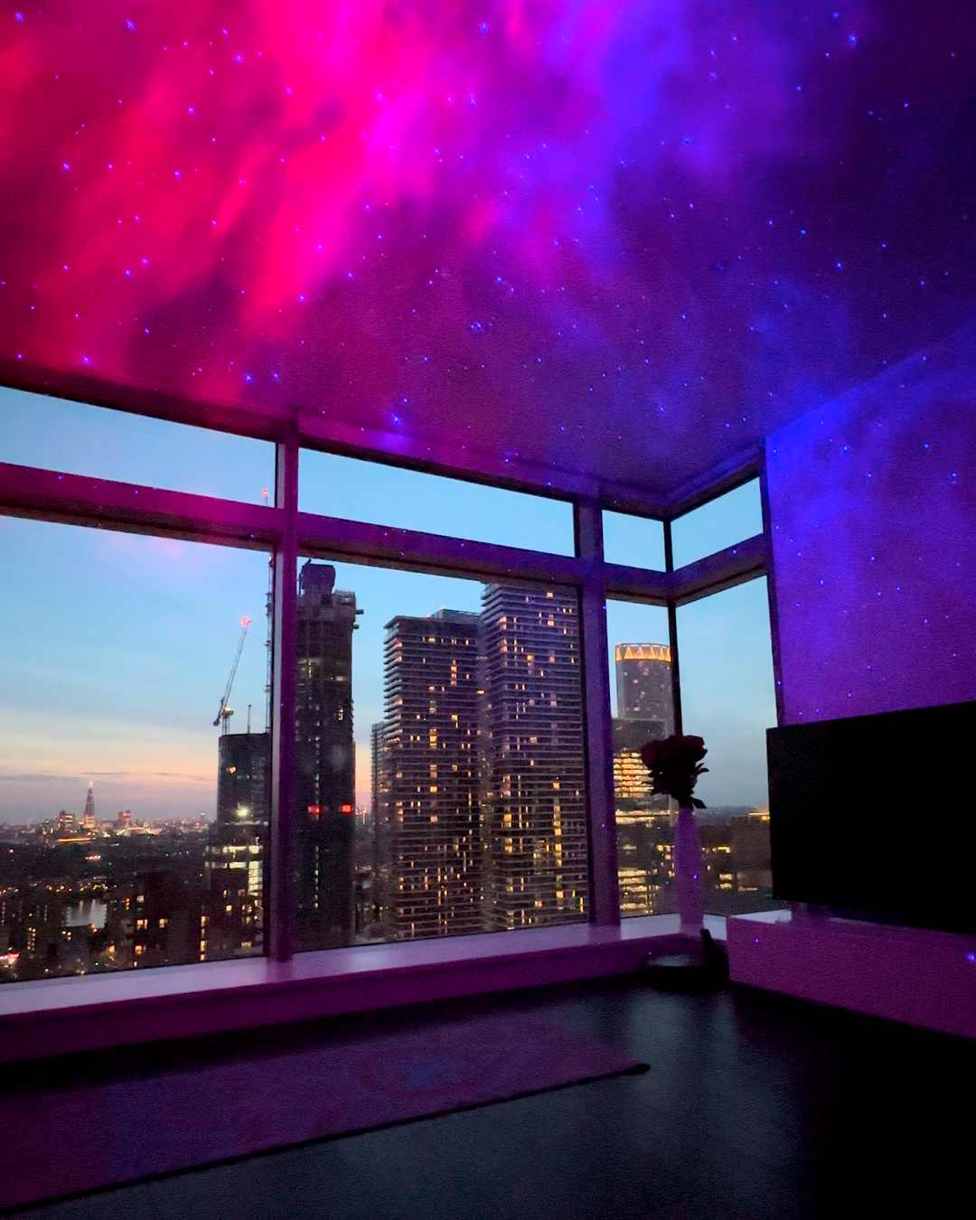 Galaxie Projektor | Sternenhimmelprojektor mit Nebeleffekten, Laser-Sternen und Musiksteuerung für Partys und entspannte Abende
