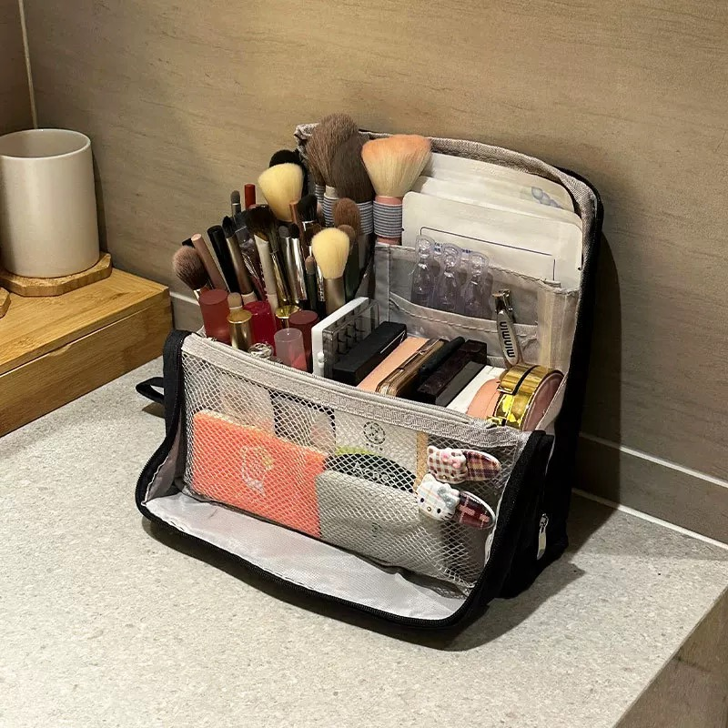 Trousse de toilette de voyage avec compartiments fixes + protège-brosse | Lunette déperlante, intérieur lavable et étanche | Renforcée et plate dans la valise | 23×7×20 cm