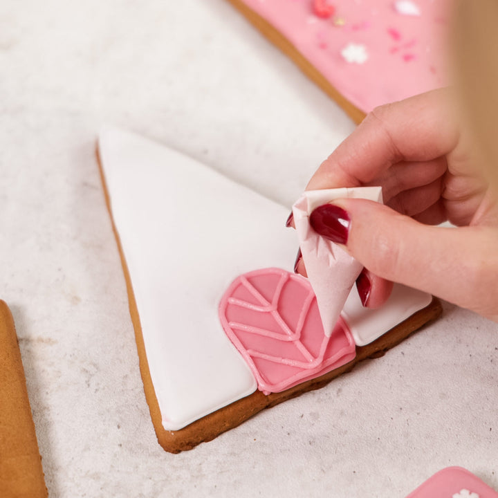 Lebkuchenhaus Backset mit fertigen Lebkuchenteilen | Weihnachts Bauset mit bunten Streuseln, Zuckerdekoration und Spritzbeuteln