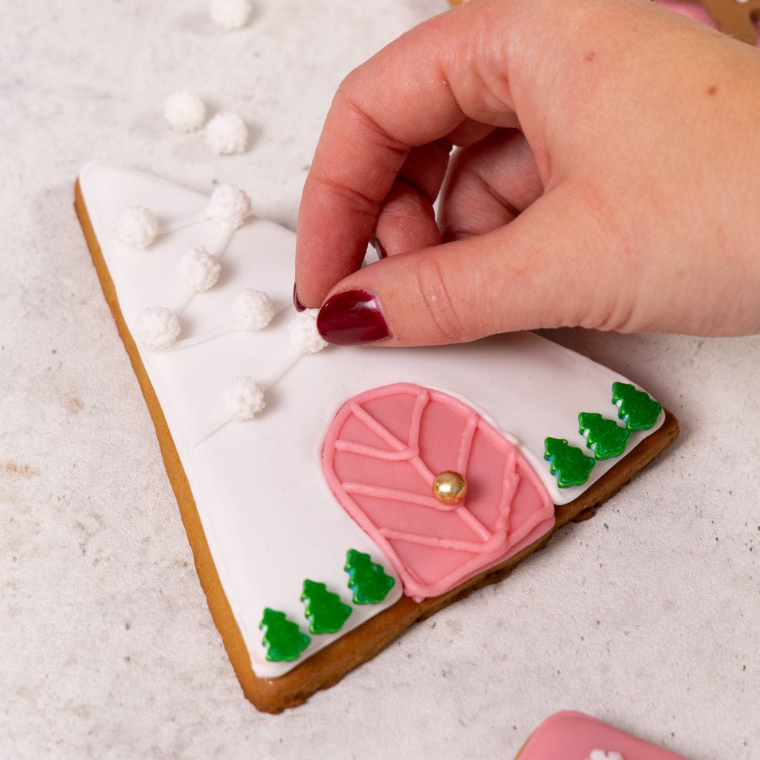 Lebkuchenhaus Backset mit fertigen Lebkuchenteilen | Weihnachts Bauset mit bunten Streuseln, Zuckerdekoration und Spritzbeuteln