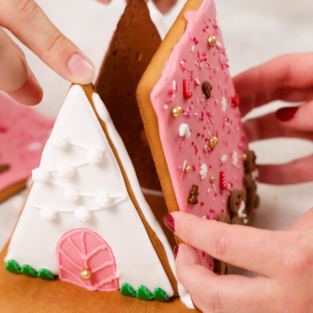 Lebkuchenhaus Backset mit fertigen Lebkuchenteilen | Weihnachts Bauset mit bunten Streuseln, Zuckerdekoration und Spritzbeuteln