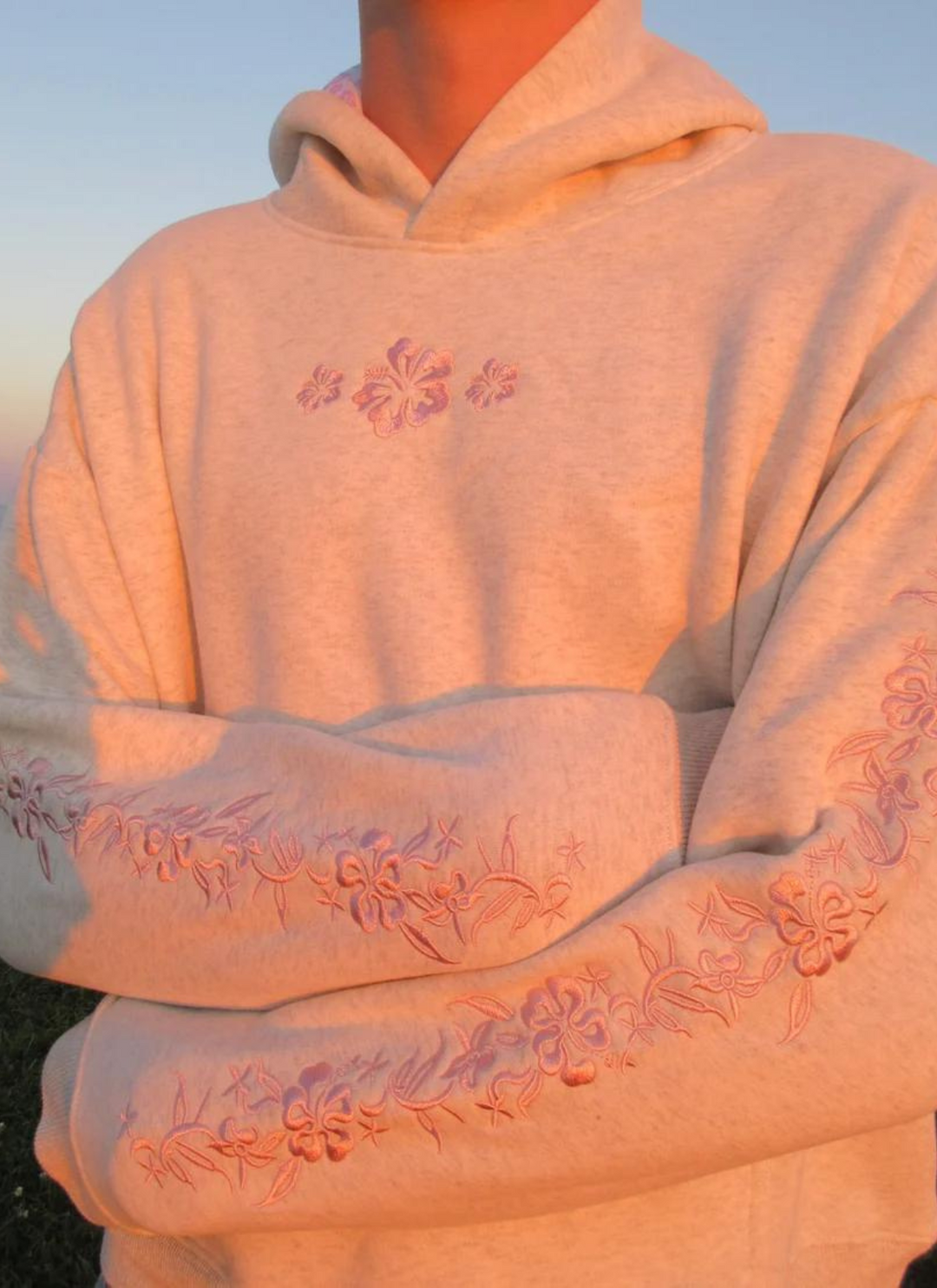 Damen Hoodie mit Hibiskus-Print | Warmer Kapuzenpullover für Alltag &amp; Freizeit | Bequeme Passform | Heide-Rosé oder Himmelblau