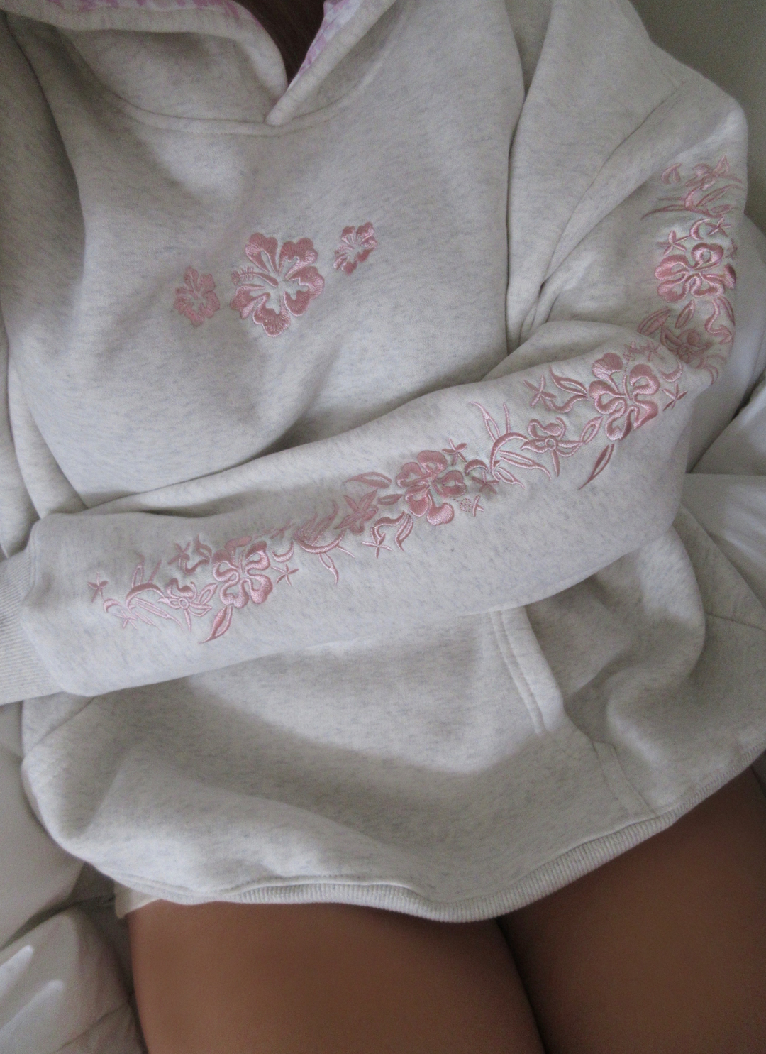 Damen Hoodie mit Hibiskus-Print | Warmer Kapuzenpullover für Alltag &amp; Freizeit | Bequeme Passform | Heide-Rosé oder Himmelblau
