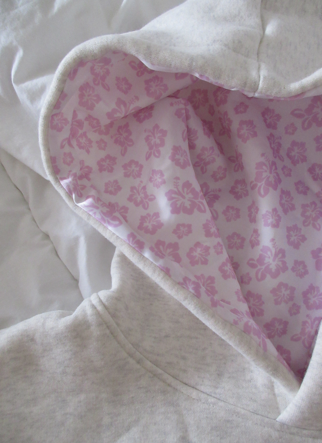 Damen Hoodie mit Hibiskus-Print | Warmer Kapuzenpullover für Alltag &amp; Freizeit | Bequeme Passform | Heide-Rosé oder Himmelblau