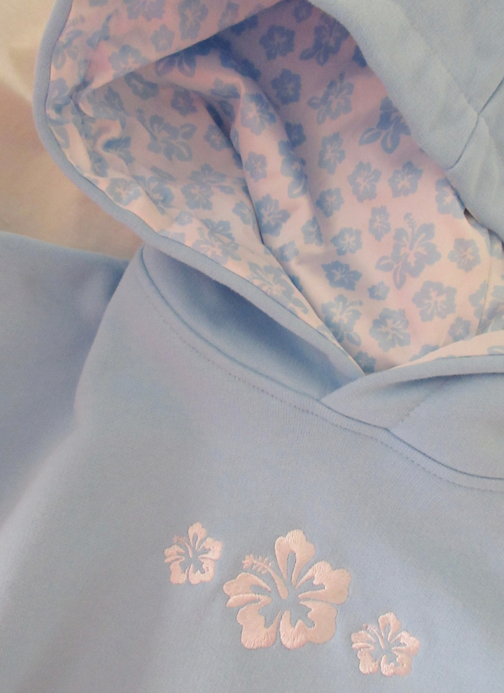 Damen Hoodie mit Hibiskus-Print | Warmer Kapuzenpullover für Alltag &amp; Freizeit | Bequeme Passform | Heide-Rosé oder Himmelblau