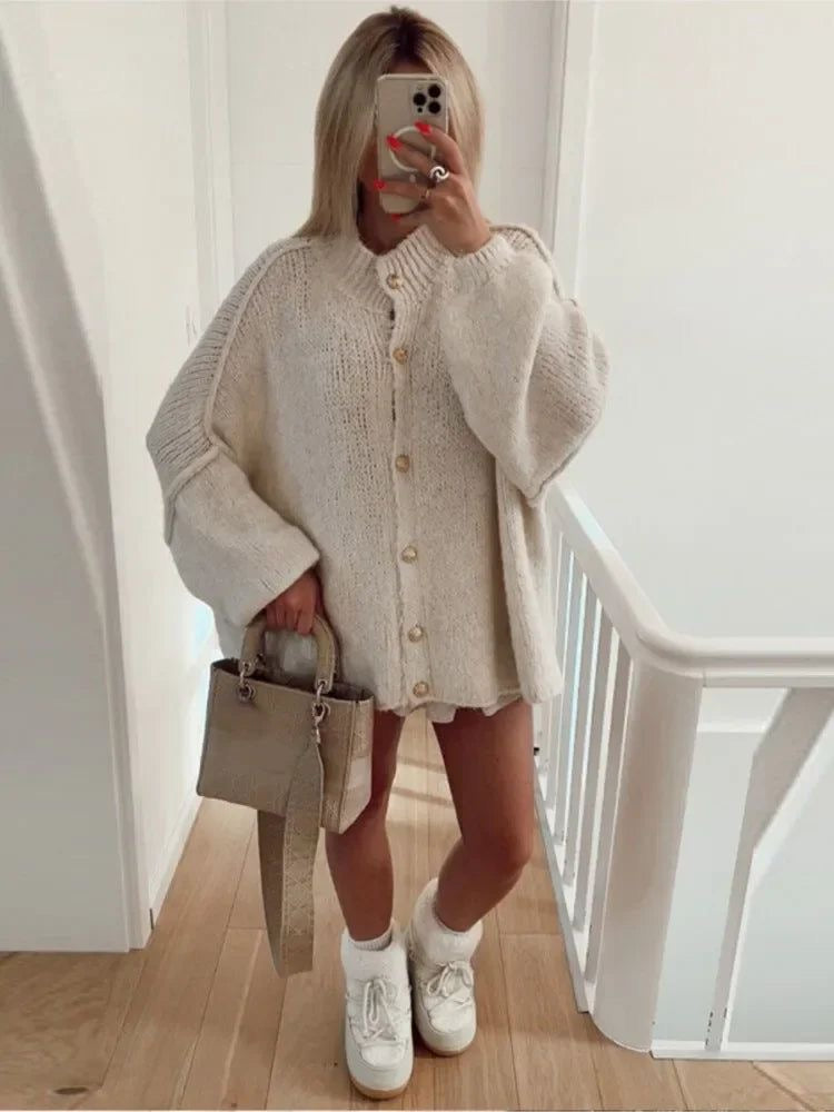 Damen Oversize Cardigan mit goldenen Knöpfen | Weiche warme Strickjacke zum Layern für Alltag, Freizeit und besondere Anlässe