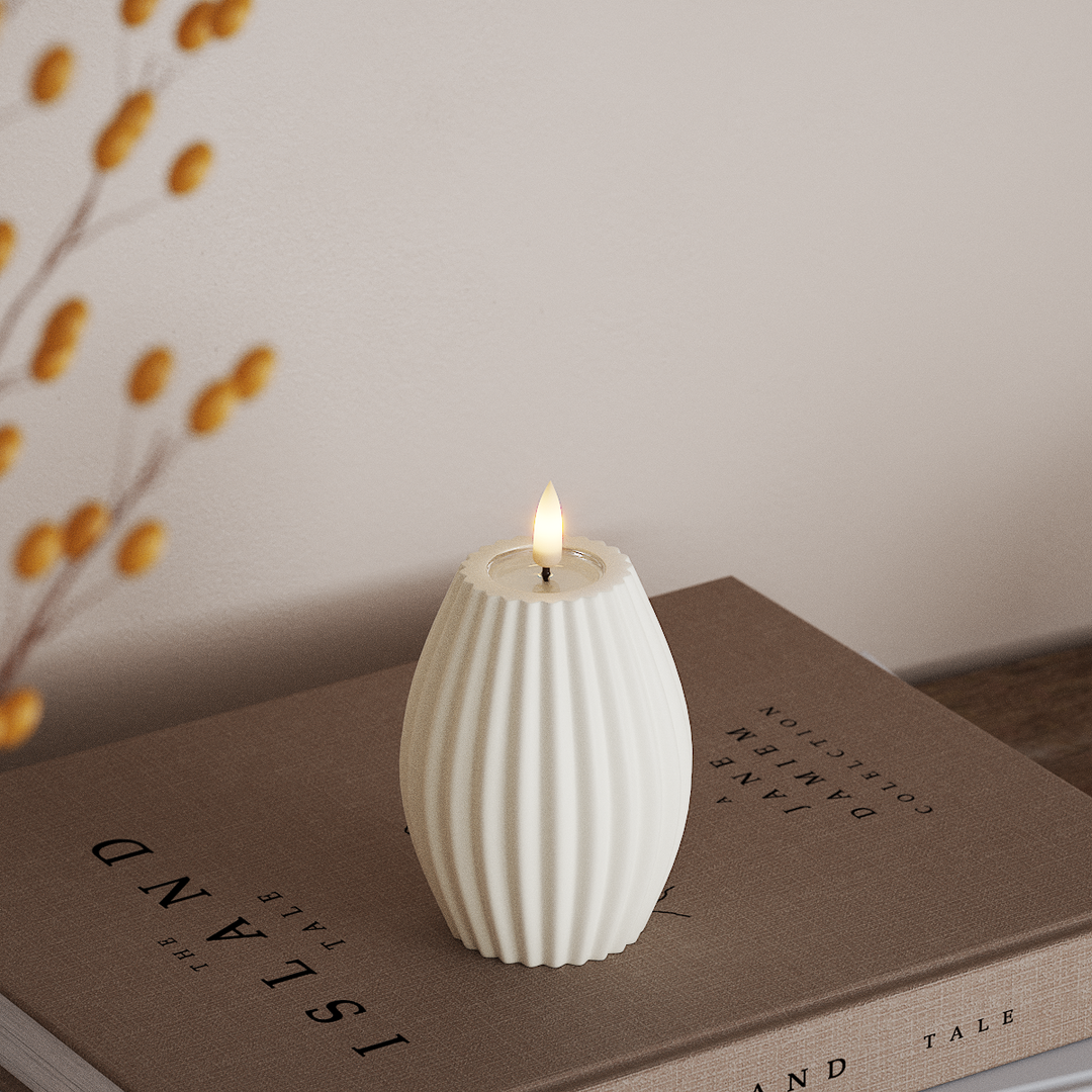 LED-Rillenkerze Weiß 7,5 x 10 cm | Realistische 3D-Flamme mit Timerfunktion und bis zu 400 Std. Batterielaufzeit