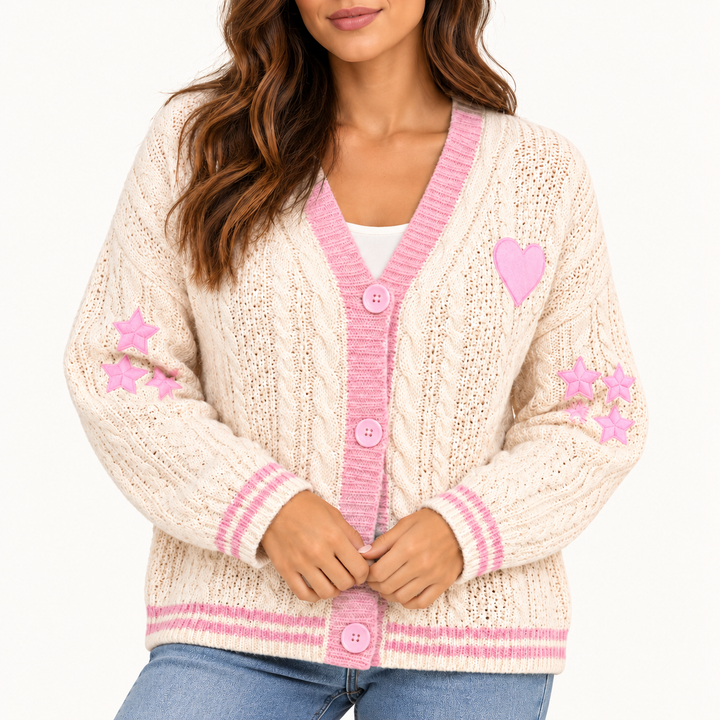 Damen Strickjacke mit Zopfmuster und Herz- und Sternapplikationen | Weicher Cardigan mit V-Ausschnitt und Knopfleiste für Alltag