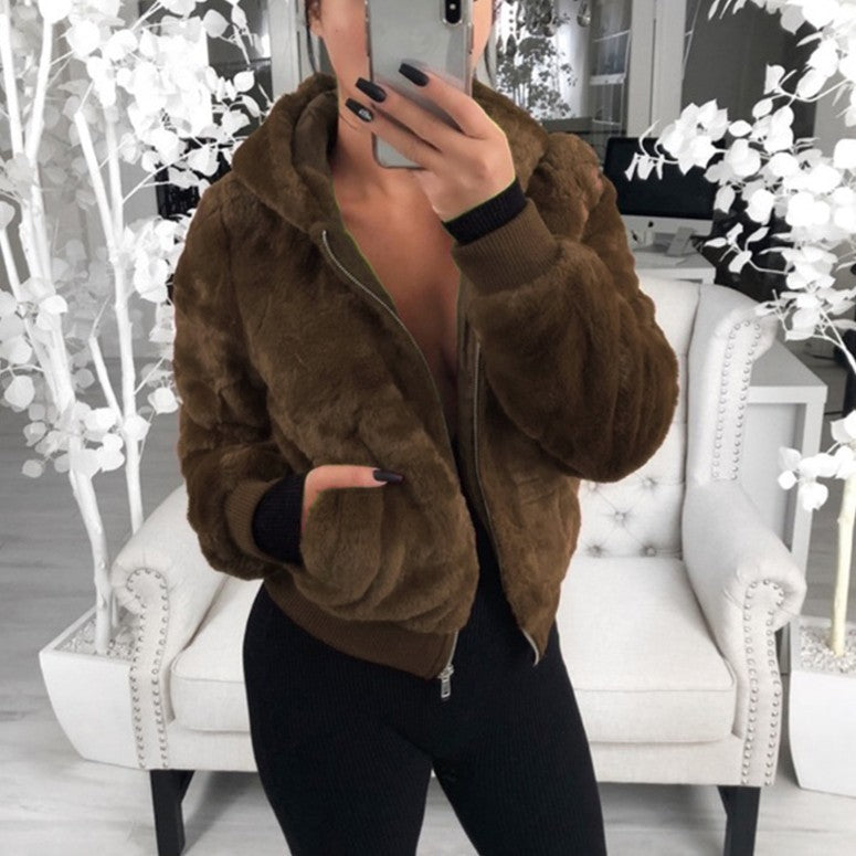 Damen Kunstfelljacke mit Kapuze | Flauschige Winterjacke mit Reißverschluss, Kapuzenbesatz, Rippbündchen und Fronttaschen