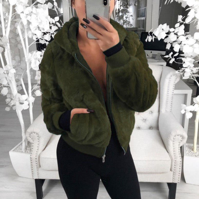 Damen Kunstfelljacke mit Kapuze | Flauschige Winterjacke mit Reißverschluss, Kapuzenbesatz, Rippbündchen und Fronttaschen
