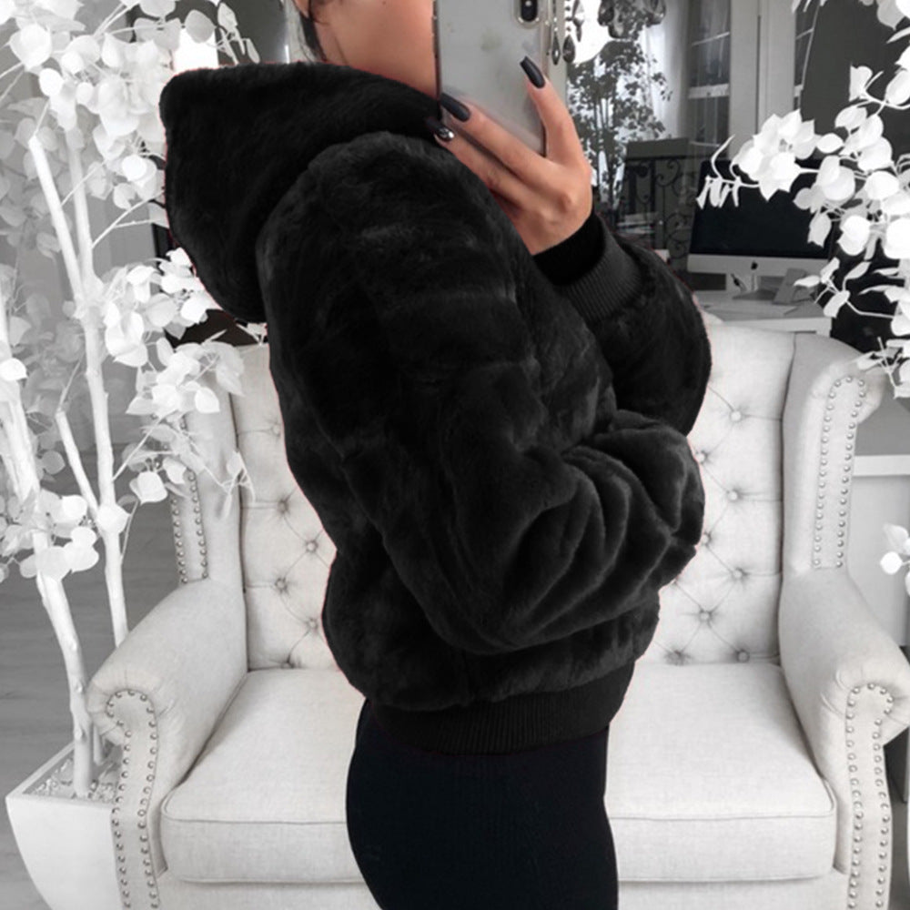 Damen Kunstfelljacke mit Kapuze | Flauschige Winterjacke mit Reißverschluss, Kapuzenbesatz, Rippbündchen und Fronttaschen