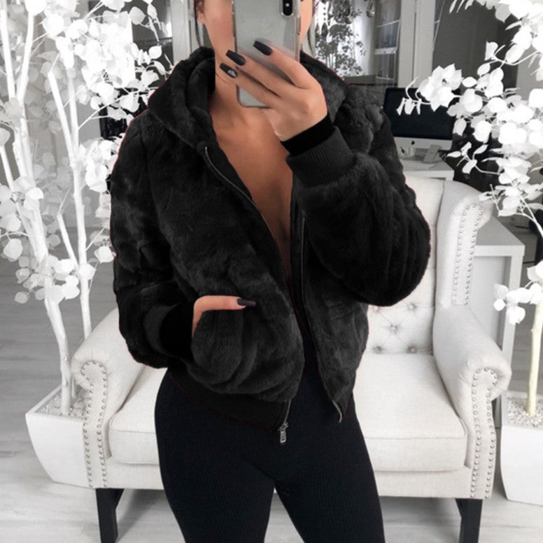 Damen Kunstfelljacke mit Kapuze | Flauschige Winterjacke mit Reißverschluss, Kapuzenbesatz, Rippbündchen und Fronttaschen