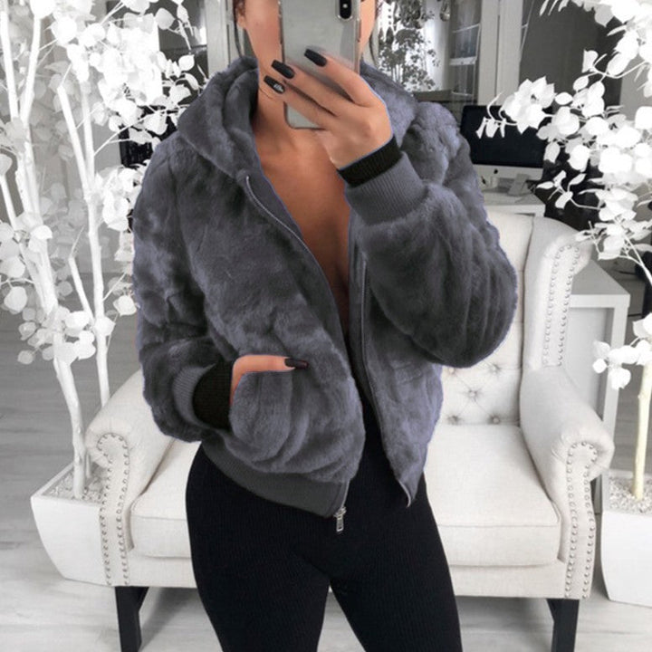 Damen Kunstfelljacke mit Kapuze | Flauschige Winterjacke mit Reißverschluss, Kapuzenbesatz, Rippbündchen und Fronttaschen