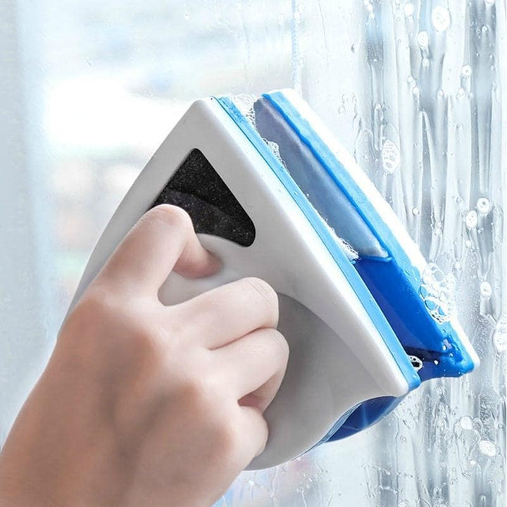 Magnetischer Fensterreiniger für Innen &amp; Außen | Reinigt beide Seiten gleichzeitig | Dreiecksform für Ecken, mit Gummilippe + 4 Ersatzschwämme