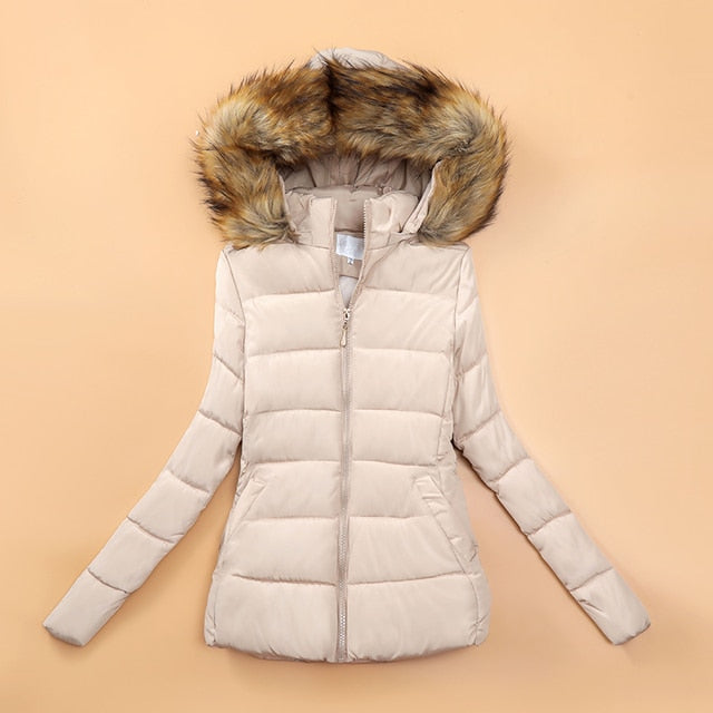 Damen Steppjacke Beige kurz | Warm wattierte Winterjacke mit Kunstfellkapuze, taillierter Passform und Seitentaschen