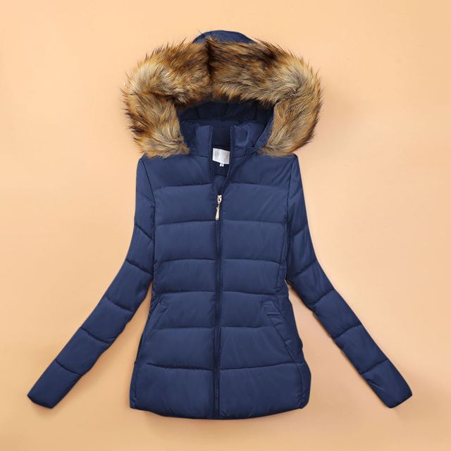 Damen Steppjacke Beige kurz | Warm wattierte Winterjacke mit Kunstfellkapuze, taillierter Passform und Seitentaschen