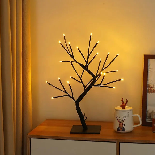 LED Baum Tischlampe mit 24 LEDs | Warmweißes Licht und USB-Anschluss | 35 cm Dekolampe für Wohnzimmer und Schlafzimmer