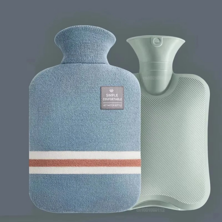 Wärmflasche 2 Liter mit Strickbezug | 25,5 × 15,5 cm Wärmflasche aus PVC mit 6–8 Std. Wärmespeicherung und großer Öffnung