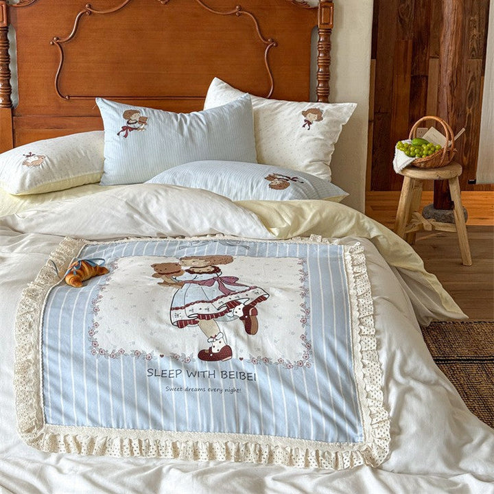 Kinder Bettwäsche mit Teddybär | Gestepptes Bettwäsche-Set mit Spitzenvolant und Bärenmotiv als Quilt und Kuscheldecke