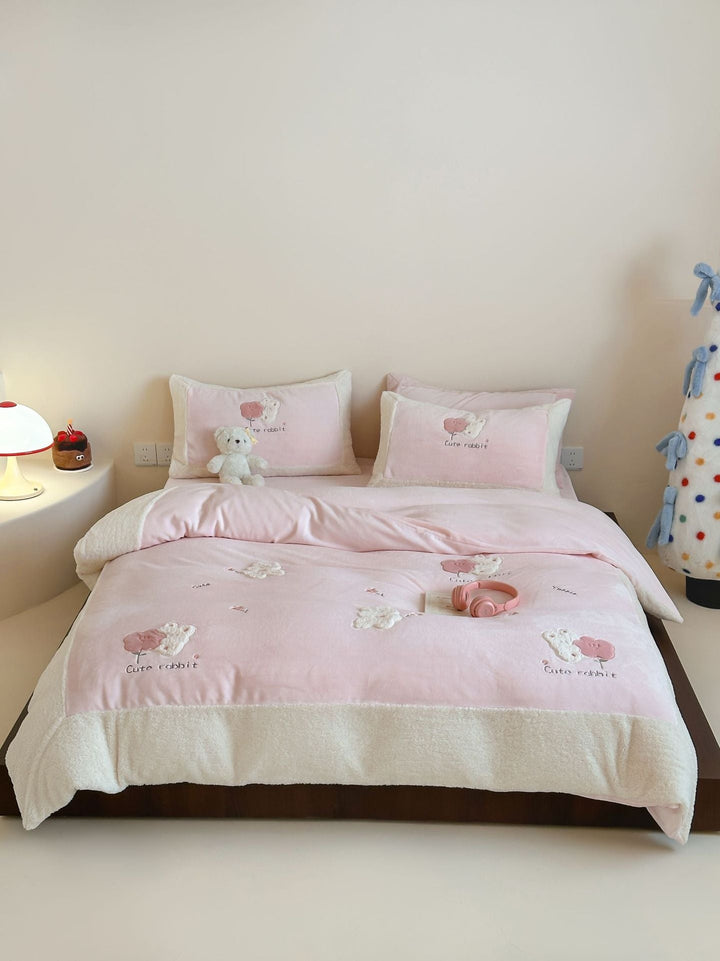 Kinder Bettwäsche aus Baumwollsatin | Wendbare Bettwäsche mit Hasen- und Teddy-Applikationen und kuscheligem Sherpa-Saum