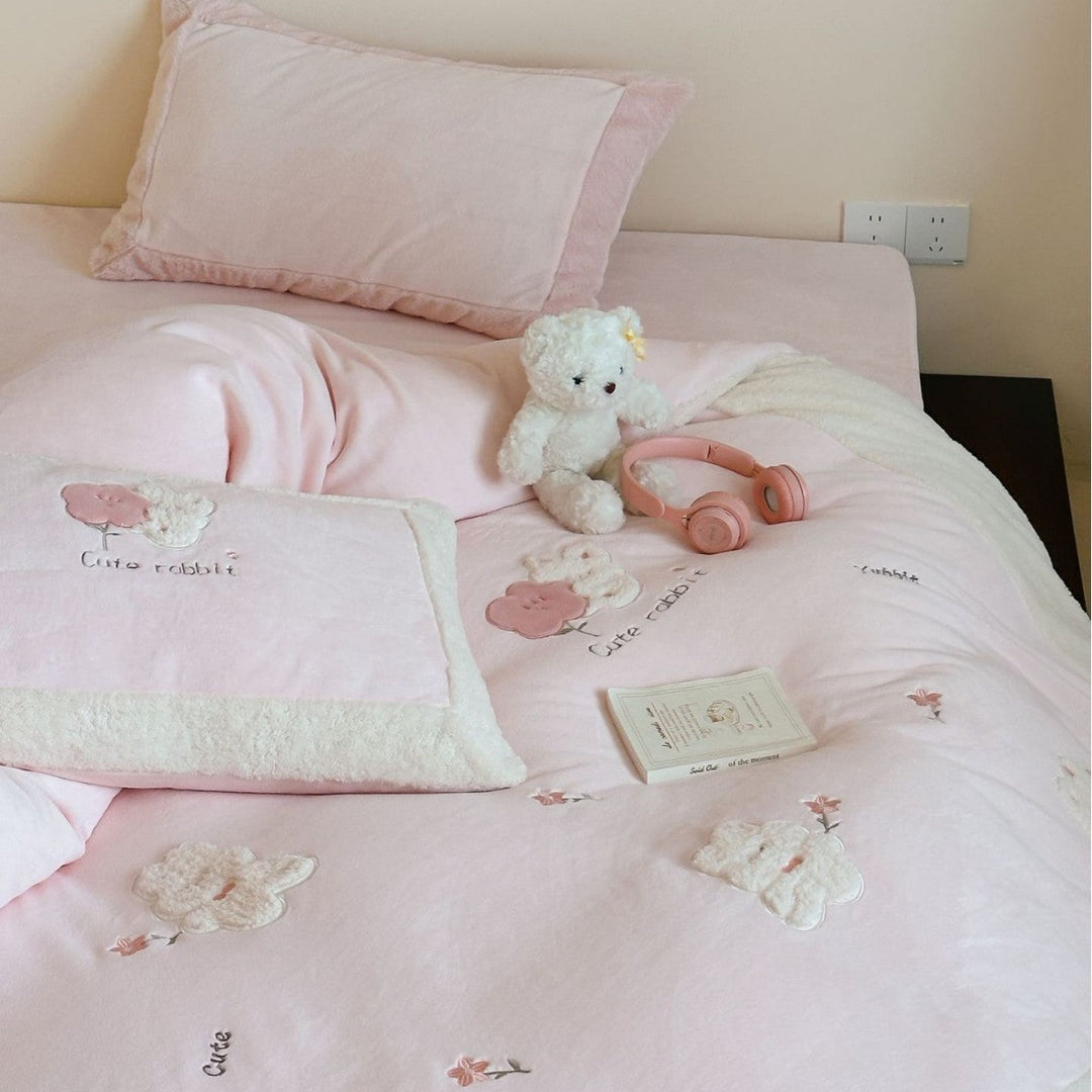 Kinder Bettwäsche aus Baumwollsatin | Wendbare Bettwäsche mit Hasen- und Teddy-Applikationen und kuscheligem Sherpa-Saum