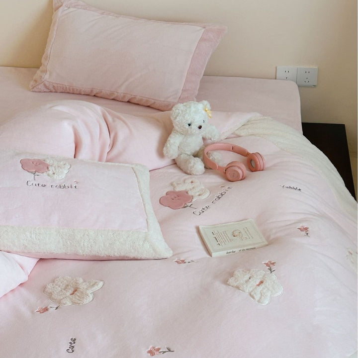 Kinder Bettwäsche aus Baumwollsatin | Wendbare Bettwäsche mit Hasen- und Teddy-Applikationen und kuscheligem Sherpa-Saum