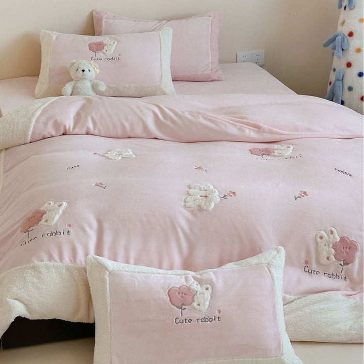 Kinder Bettwäsche aus Baumwollsatin | Wendbare Bettwäsche mit Hasen- und Teddy-Applikationen und kuscheligem Sherpa-Saum