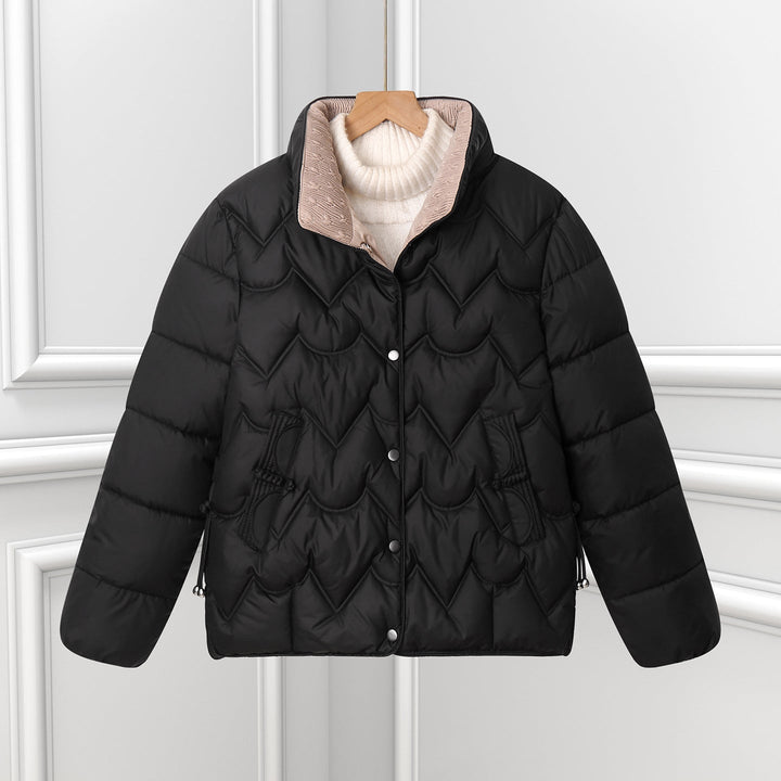 Damen Steppjacke mit Bogensteppung | Kurze Pufferjacke mit Druckknopfverschluss, hohem Stehkragen und verstellbaren Kordelzügen