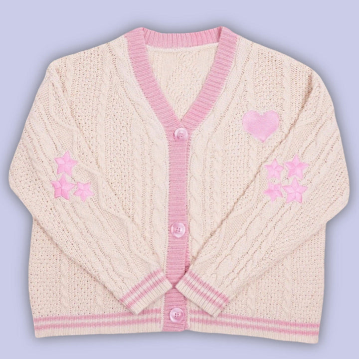 Damen Strickjacke mit Zopfmuster und Herz- und Sternapplikationen | Weicher Cardigan mit V-Ausschnitt und Knopfleiste für Alltag