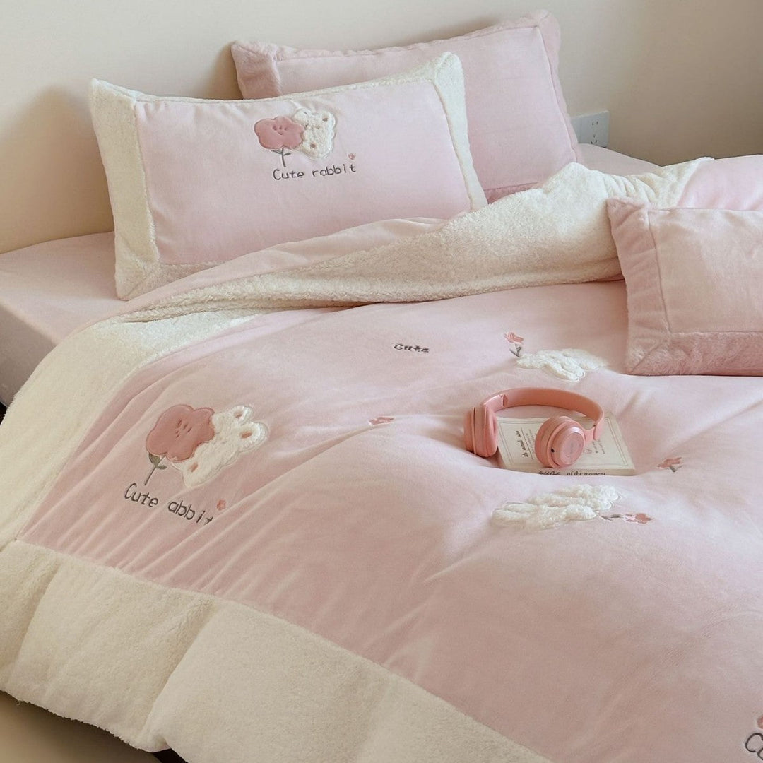 Kinder Bettwäsche aus Baumwollsatin | Wendbare Bettwäsche mit Hasen- und Teddy-Applikationen und kuscheligem Sherpa-Saum
