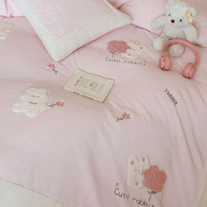 Kinder Bettwäsche aus Baumwollsatin | Wendbare Bettwäsche mit Hasen- und Teddy-Applikationen und kuscheligem Sherpa-Saum