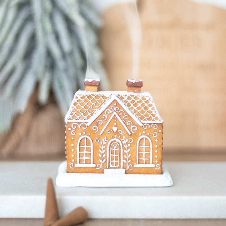 Dekoratives Lebkuchenhaus für Weihnachten | Weihnachtshaus mit Schneeoptik, weißen Verzierungen und detailreichem Design für Innenräume
