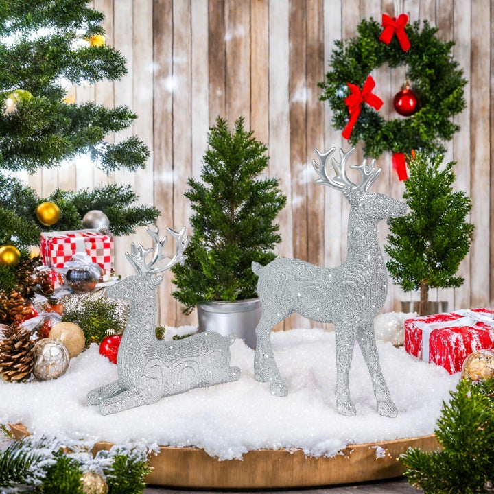 Weihnachtsdeko Rentier 2er Set in Silber | Glitzernde Rentierfiguren aus Harz mit 30 cm und 15,5 cm Höhe für festliche Tischdeko
