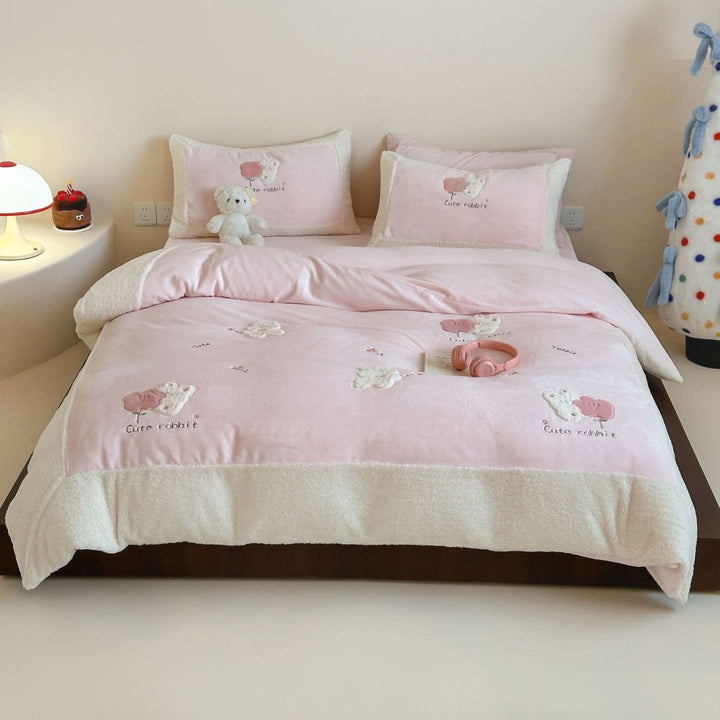 Kinder Bettwäsche aus Baumwollsatin | Wendbare Bettwäsche mit Hasen- und Teddy-Applikationen und kuscheligem Sherpa-Saum