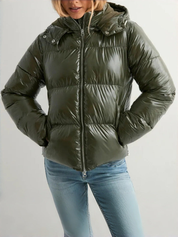 Damen Daunenjacke mit Kapuze | Warme leichte Winterjacke mit glänzender Oberfläche, verstellbarer Kapuze und praktischen Taschen