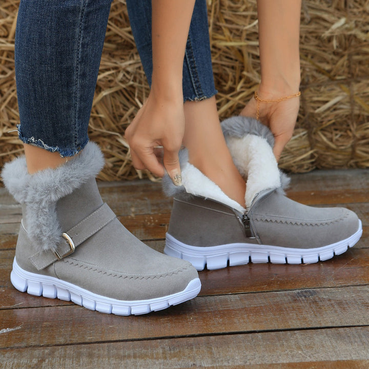 Damen Winterstiefeletten warm gefüttert | Kurzstiefel in Velourslederoptik mit Kunstfellbesatz, Reißverschluss und Profilsohle