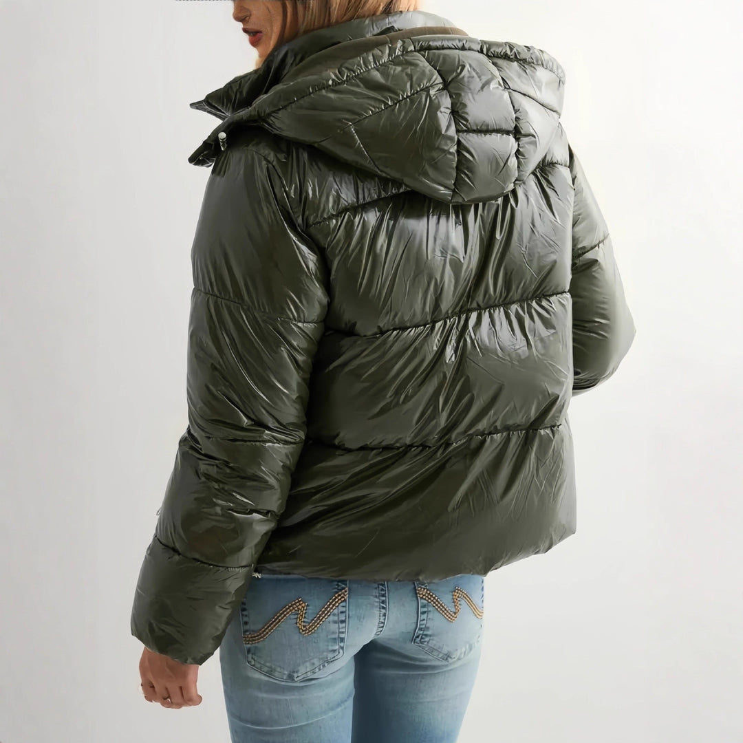 Damen Daunenjacke mit Kapuze | Warme leichte Winterjacke mit glänzender Oberfläche, verstellbarer Kapuze und praktischen Taschen
