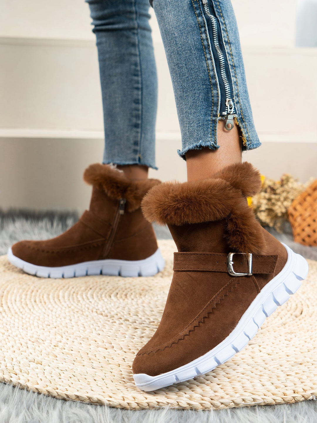 Damen Winterstiefeletten warm gefüttert | Kurzstiefel in Velourslederoptik mit Kunstfellbesatz, Reißverschluss und Profilsohle