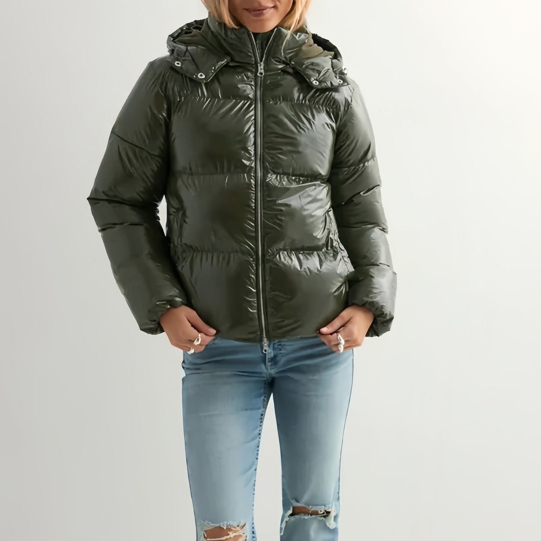 Damen Daunenjacke mit Kapuze | Warme leichte Winterjacke mit glänzender Oberfläche, verstellbarer Kapuze und praktischen Taschen