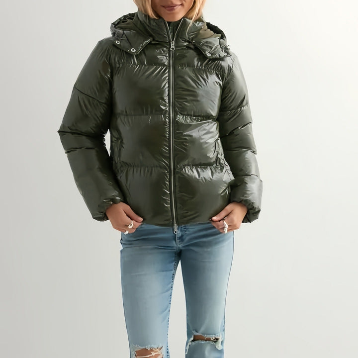 Damen Daunenjacke mit Kapuze | Warme leichte Winterjacke mit glänzender Oberfläche, verstellbarer Kapuze und praktischen Taschen